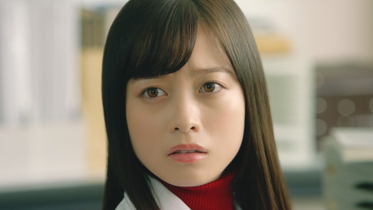 橋本環奈＆浜辺美波が“先生”に　白衣姿やリコーダーを吹く姿も