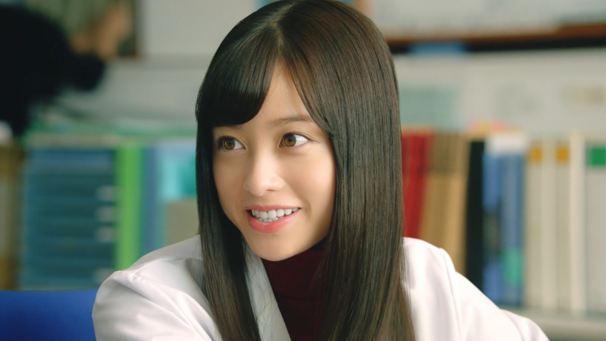 橋本環奈＆浜辺美波が“先生”に　白衣姿やリコーダーを吹く姿も