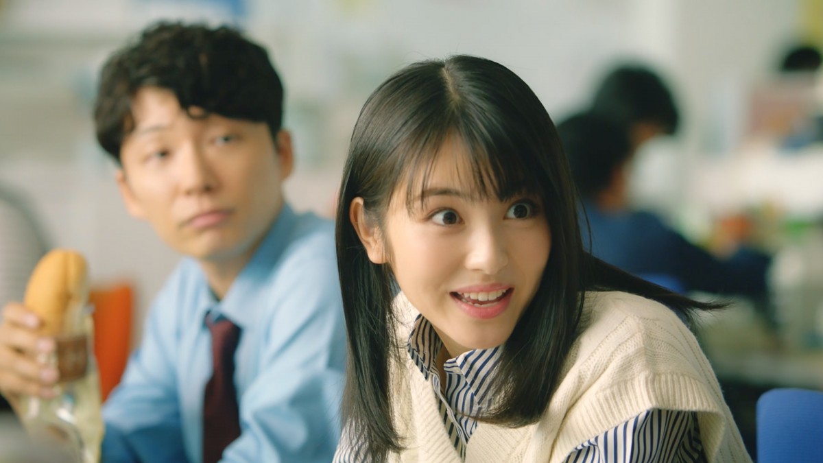 橋本環奈＆浜辺美波が“先生”に　白衣姿やリコーダーを吹く姿も