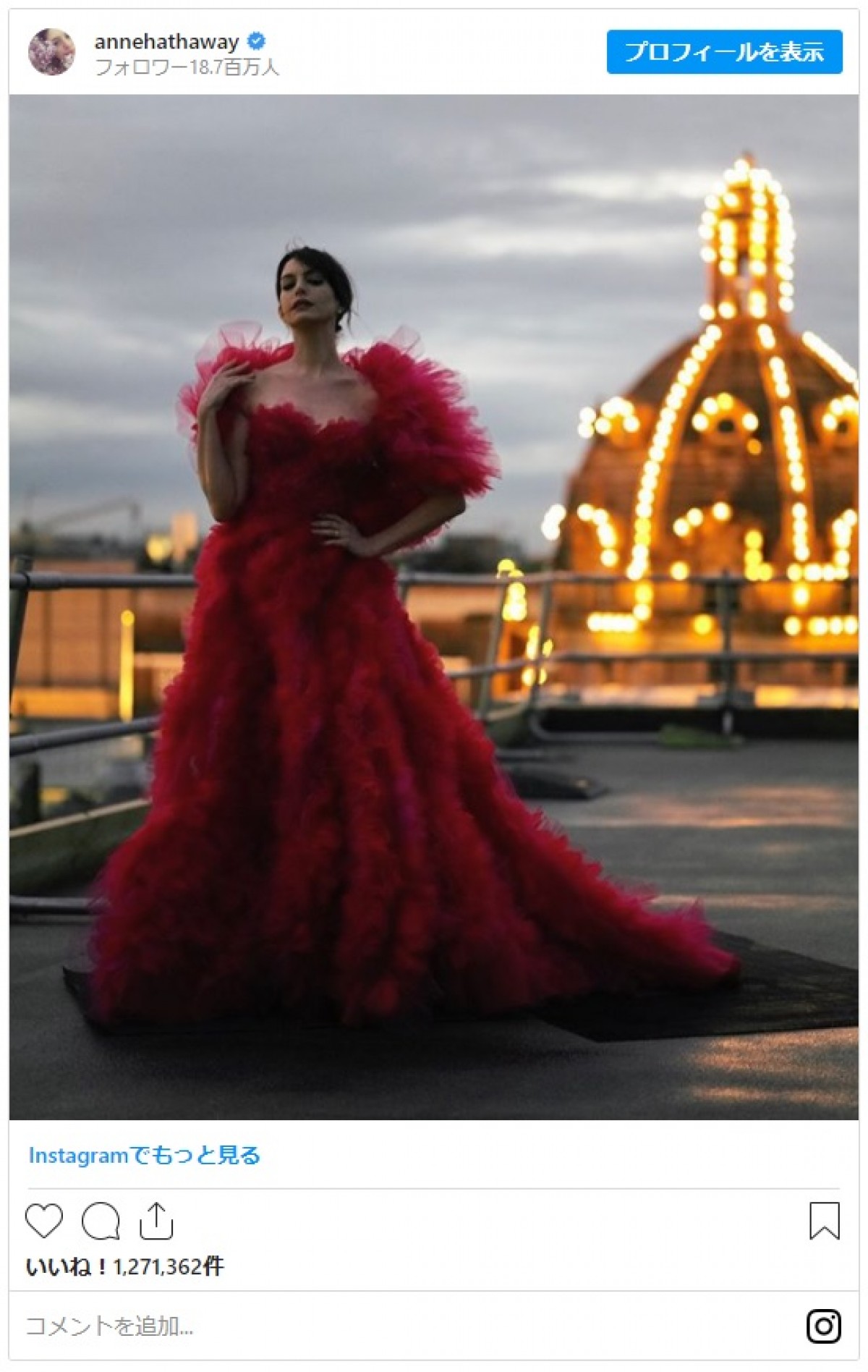 魔女姿が話題のアン・ハサウェイ　真っ赤なドレスで『ザ・ウィッチズ』“ひとりプレミア”