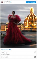 豪華ドレスでひとりプレミア開催　※「アン・ハサウェイ」インスタグラム