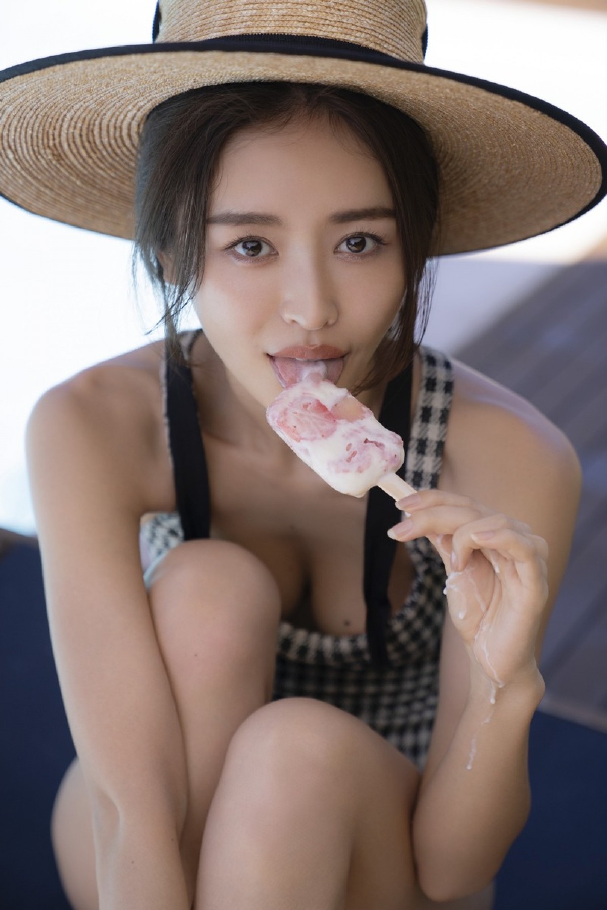 “腸活の女王”加治ひとみ33歳、話題の“乳ドン”も収録　初フォトブック