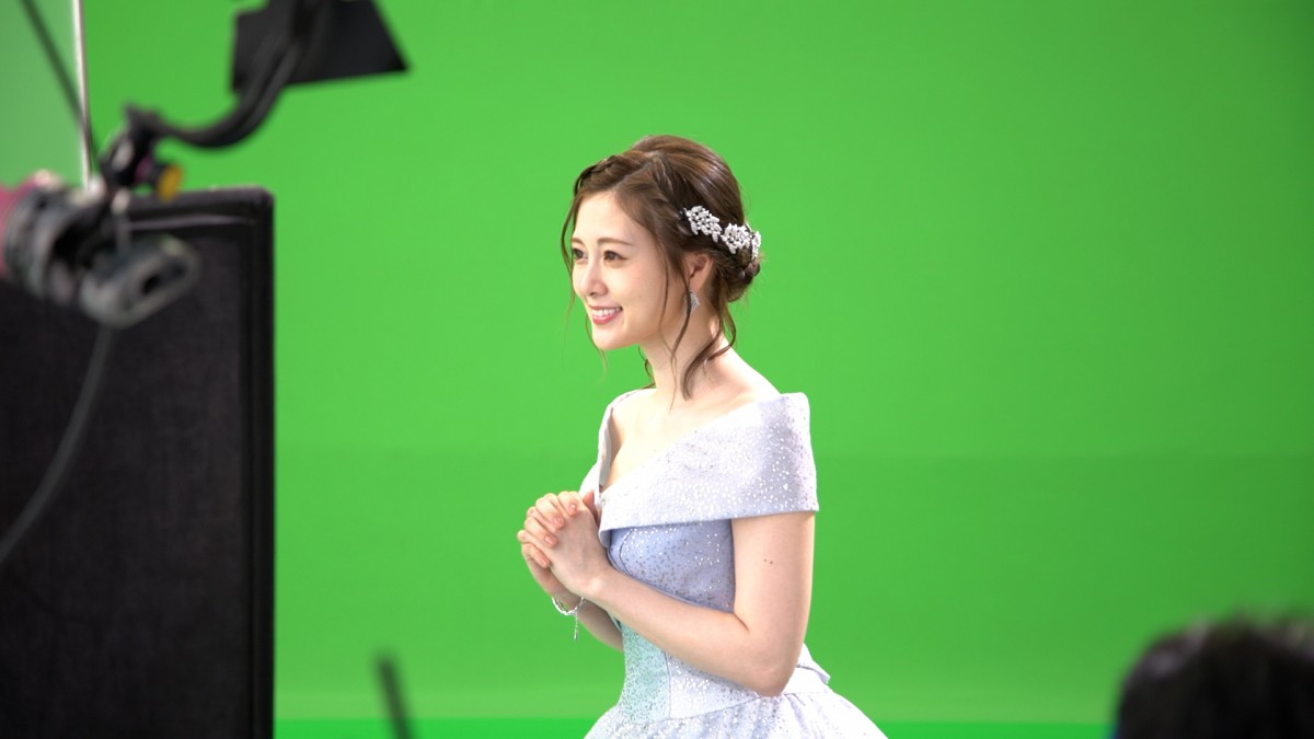 白石麻衣、美しい水色ドレス姿でお姫様に　乃木坂46卒業後初のCM出演