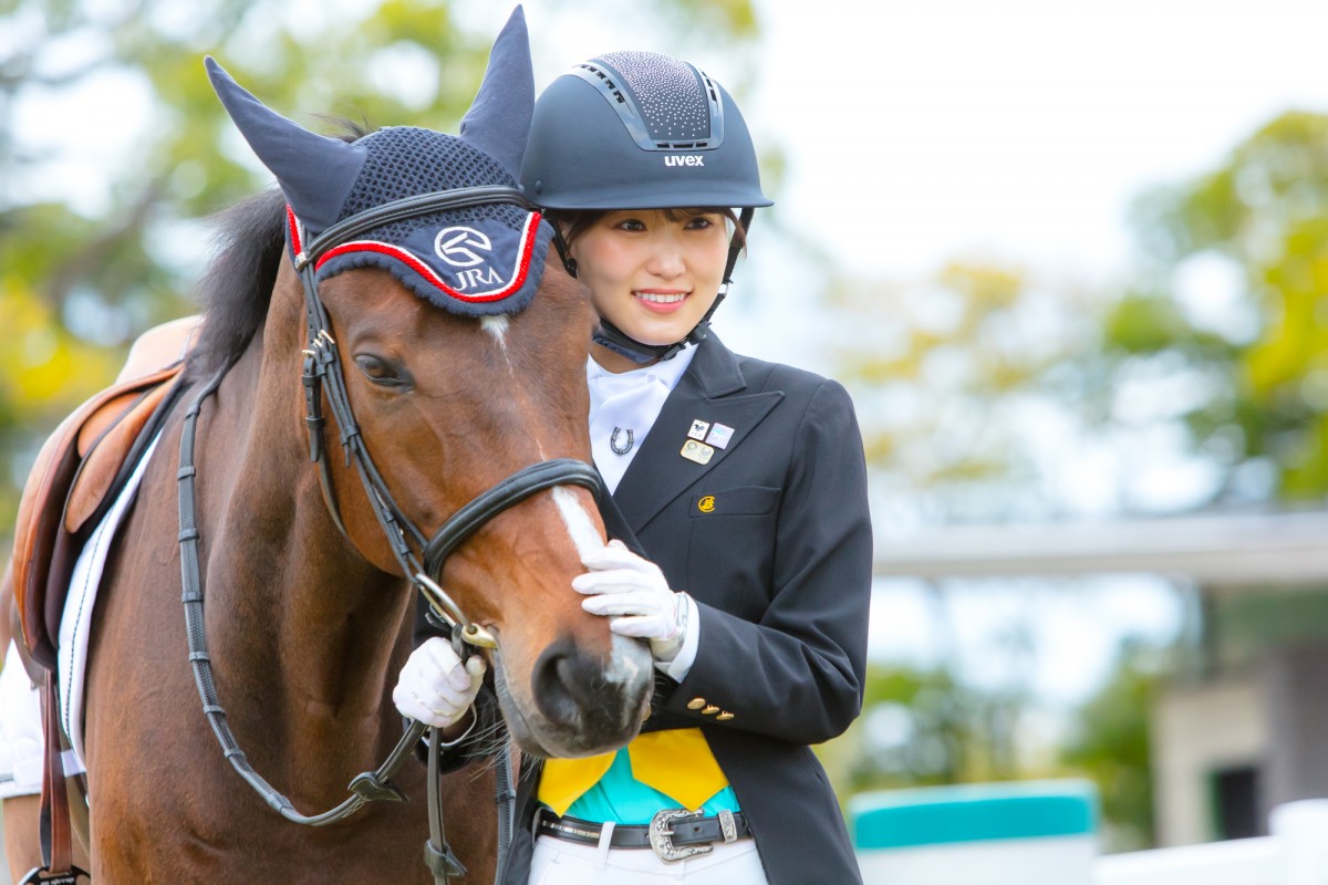 “馬を愛するアイドル”櫻坂46・菅井友香、乗馬で笑顔振りまく