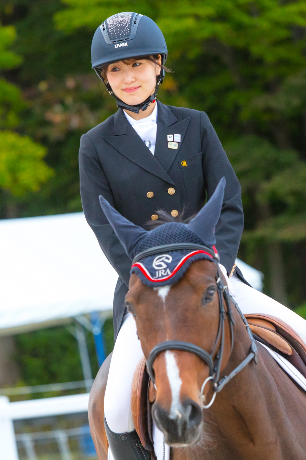 “馬を愛するアイドル”櫻坂46・菅井友香、乗馬で笑顔振りまく