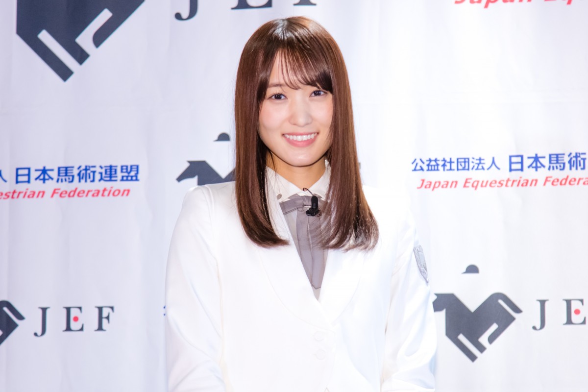 “馬を愛するアイドル”櫻坂46・菅井友香、乗馬で笑顔振りまく