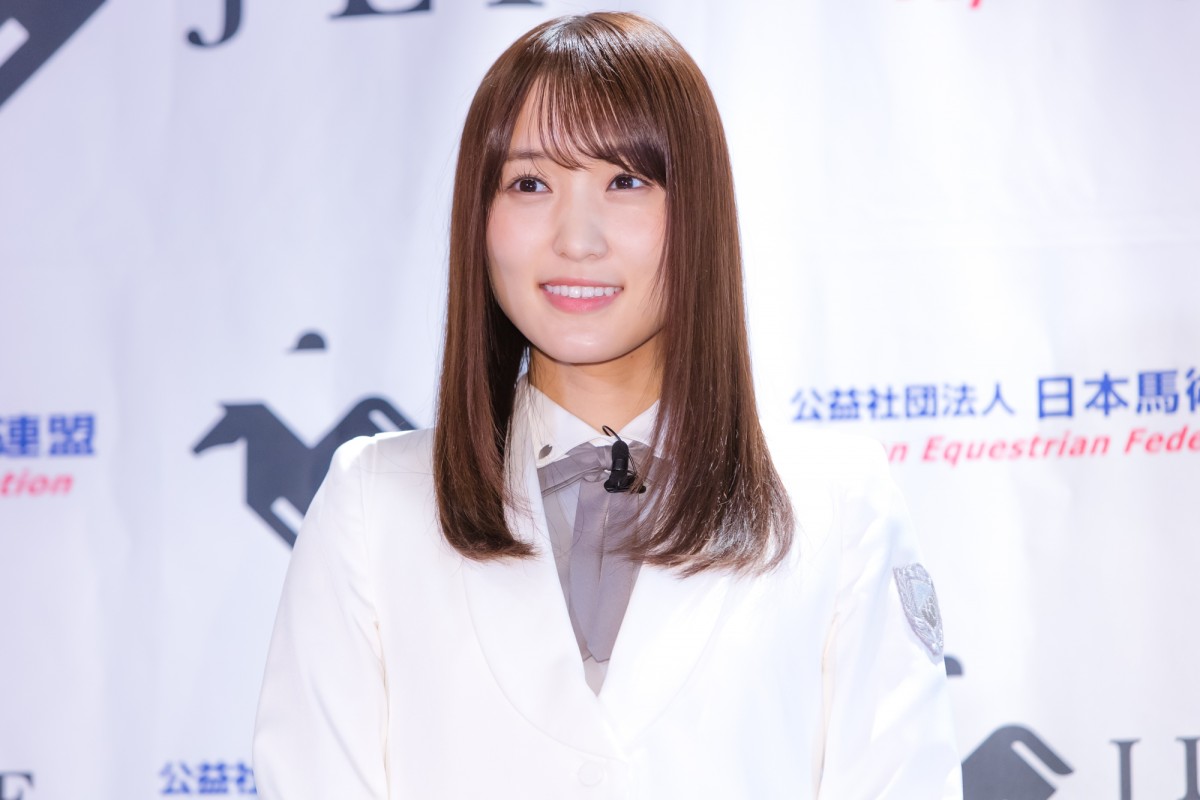 “馬を愛するアイドル”櫻坂46・菅井友香、乗馬で笑顔振りまく
