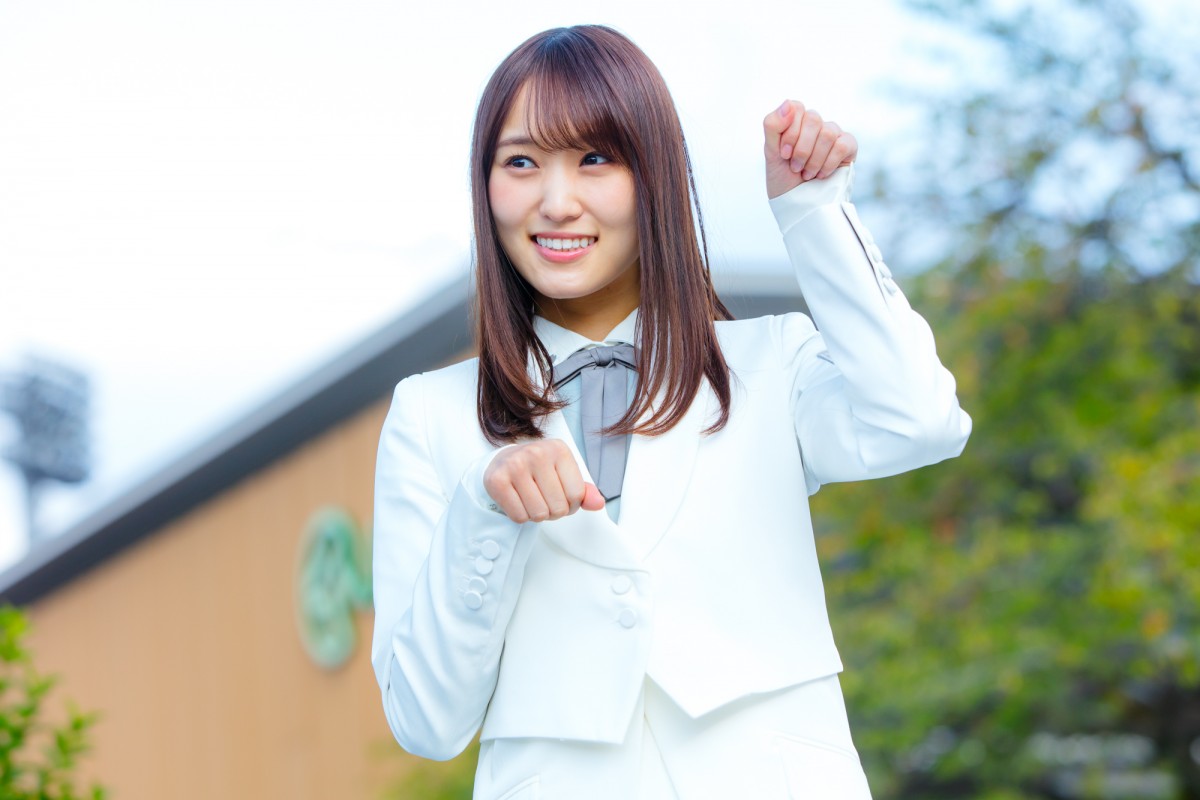 “馬を愛するアイドル”櫻坂46・菅井友香、乗馬で笑顔振りまく