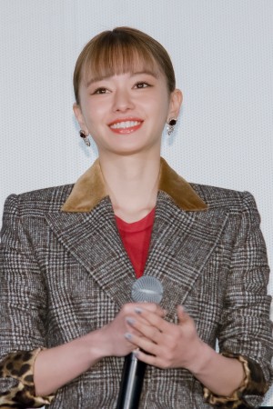 映画『とんかつDJアゲ太郎』初日舞台あいさつに登場した山本舞香