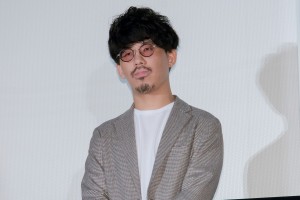 映画『とんかつDJアゲ太郎』初日舞台あいさつに登場した二宮健監督