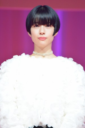 「第33回東京国際映画祭」オープニングセレモニーに出席した佐久間由衣