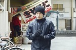 【写真】岡田准一、鋭い眼光で戦闘モード『ザ・ファブル　殺さない殺し屋』場面カット