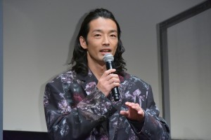 劇場版『アンダードッグ』舞台あいさつに登場した森山未來