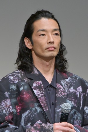 劇場版『アンダードッグ』舞台あいさつに登場した森山未來