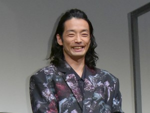 劇場版『アンダードッグ』舞台あいさつに登場した森山未來