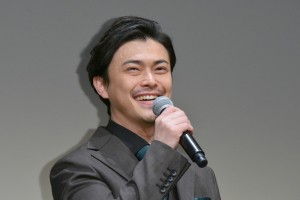 劇場版『アンダードッグ』舞台あいさつに登場した勝地涼