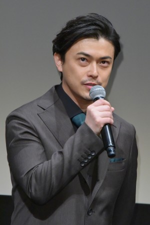 劇場版『アンダードッグ』舞台あいさつに登場した勝地涼