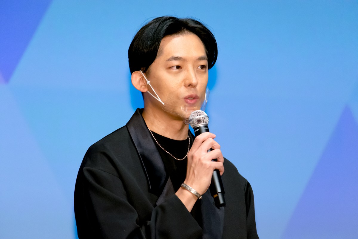 岡村隆史、結婚発表後初の公の場　祝福にはにかみ「幸せです」