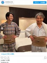 松下洸平（左）と山崎一（右）の仲良し親子がお揃いはらまきでツーショット　※ドラマ『＃リモラブ ～普通の恋は邪道～』公式インスタグラム