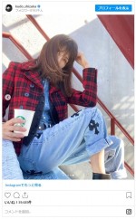 工藤静香、偶然見つけた服と配色が同じ背景でパシャリ！ ※「工藤静香」インスタグラム