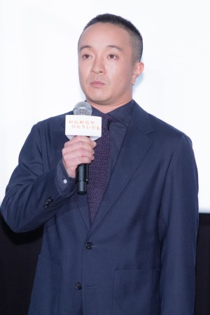 映画『おらおらでひとりいぐも』初日舞台あいさつに登場した濱田岳