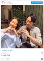 木村佳乃と小泉孝太郎のオフショット　※ドラマ『恋する母たち』公式インスタグラム