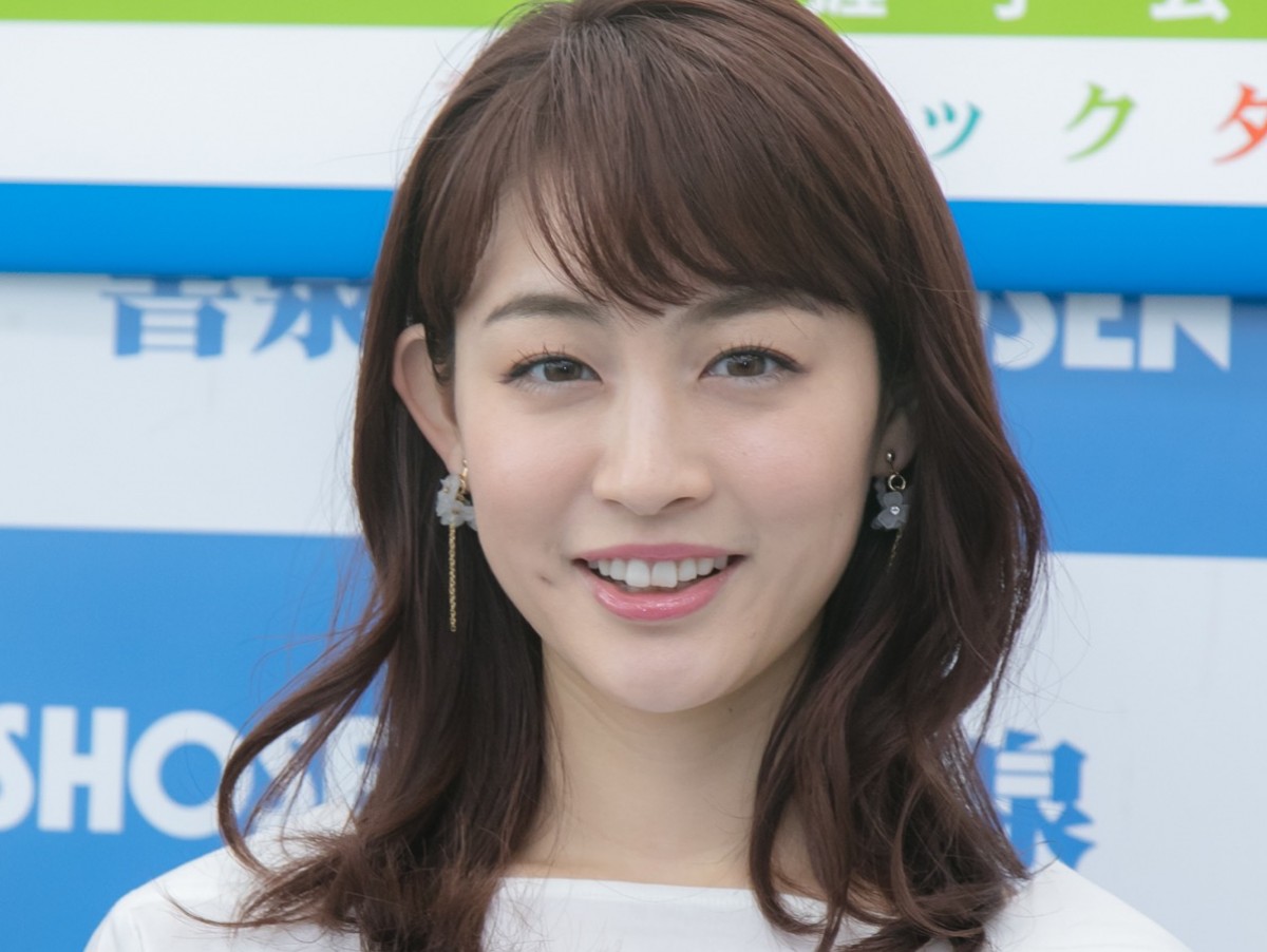 新井恵理那、ミニスカのユニホーム姿　ハプニングに大慌てする動画に「かわいすぎる」の声