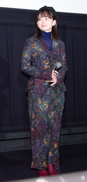 映画『ジオラマボーイ・パノラマガール』公開記念舞台あいさつに登場した山田杏奈