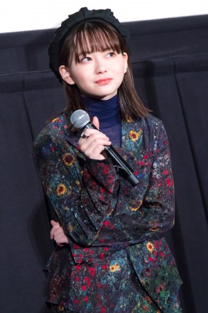 映画『ジオラマボーイ・パノラマガール』公開記念舞台あいさつに登場した山田杏奈