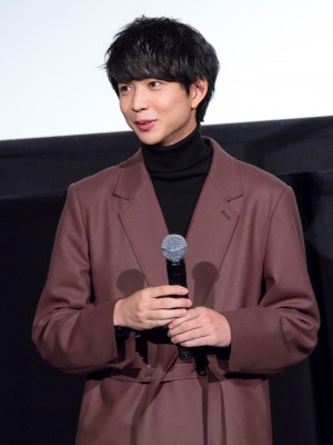 映画『ジオラマボーイ・パノラマガール』公開記念舞台あいさつに登場した鈴木仁