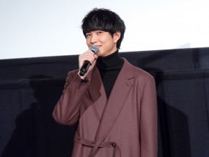 映画『ジオラマボーイ・パノラマガール』公開記念舞台あいさつに登場した鈴木仁