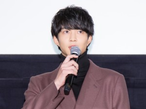 映画『ジオラマボーイ・パノラマガール』公開記念舞台あいさつに登場した鈴木仁