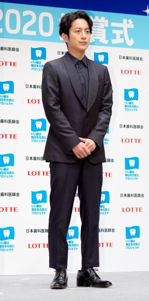 「ベストスマイル・オブ・ザ・イヤー2020」授賞式に登場した溝端淳平