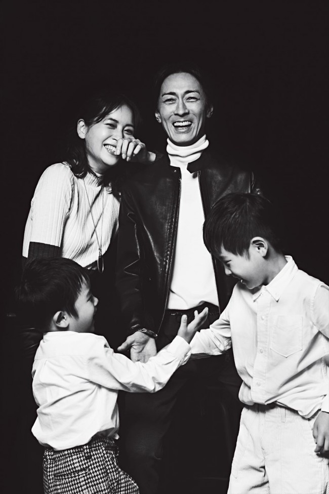 矢部浩之＆青木裕子、家族全員での写真を初公開　「VERY12月号」（光文社）より