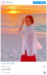木村佳乃、夕日をバックにした美しすぎるオフショット　※ドラマ『恋する母たち』公式インスタグラム