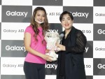 「Galaxy A51 5G」メディア向け記者発表会に登場したゆりやんレトリィバァ（右）