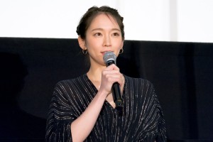 映画『泣く子はいねぇが』舞台あいさつに登場した吉岡里帆