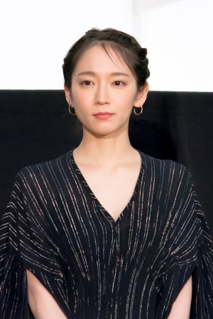 映画『泣く子はいねぇが』舞台あいさつに登場した吉岡里帆