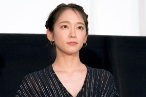 映画『泣く子はいねぇが』舞台あいさつに登場した吉岡里帆