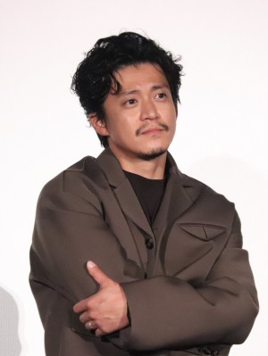 映画『罪の声』大ヒット舞台あいさつに登場した小栗旬