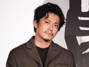 映画『罪の声』大ヒット舞台あいさつに登場した小栗旬