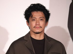 映画『罪の声』大ヒット舞台あいさつに登場した小栗旬