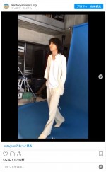 全身ホワイトコーデで撮影に臨む山崎賢人 ※「山崎賢人」インスタグラム