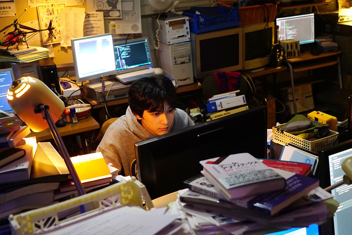 吉沢亮、メガネ姿で真剣なまなざし　“オタク気質”キャラが垣間見える『AWAKE』場面カット公開