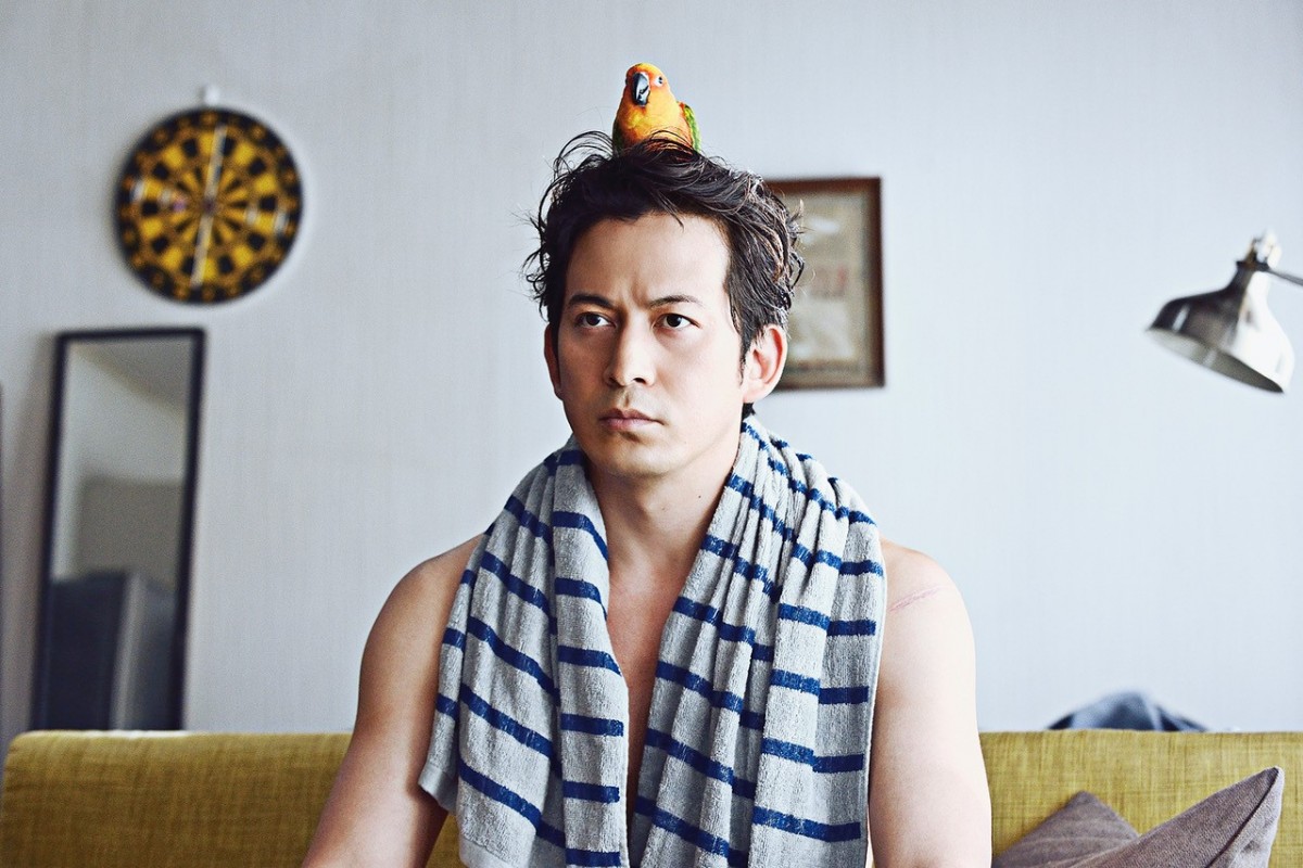 映画『ザ・ファブル 殺さない殺し屋』主演の岡田准一と続投が決定したインコの「カシラ」