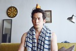 【写真】岡田准一＆インコのシュールな『ザ・ファブル　殺さない殺し屋』場面カット