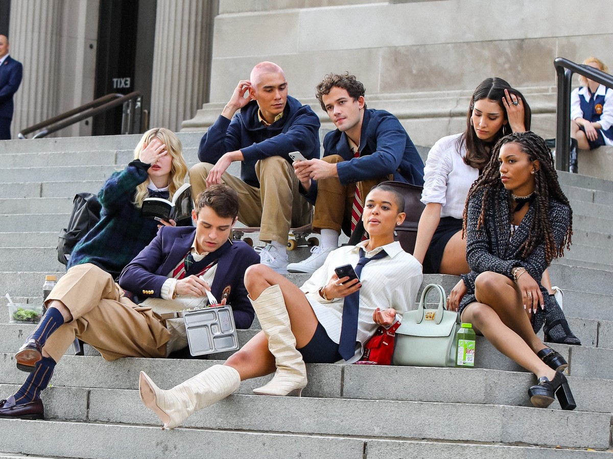 新『ゴシップガール』撮影中　メトロポリタン美術館の階段にキャスト陣が集結