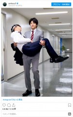 田中圭を山田裕貴がお姫様抱っこ　※ドラマ『先生を消す方程式。』公式インスタグラム
