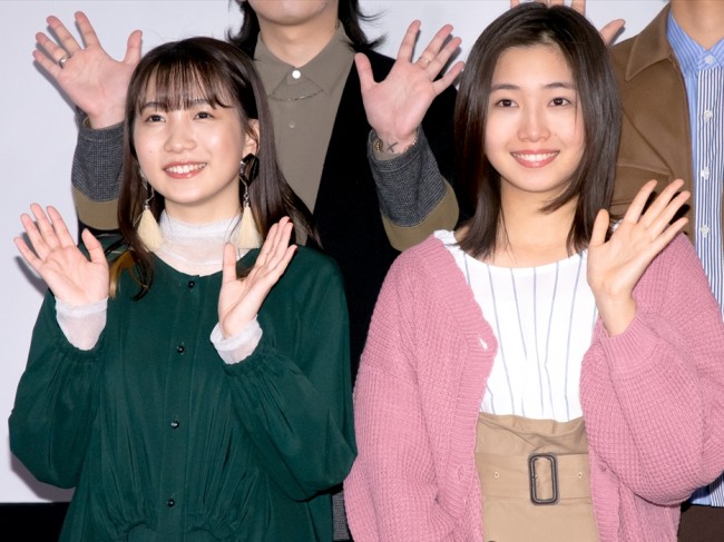 映画『たぶん』公開記念舞台あいさつに登場した（左から）YOASOBI・ikura、小野莉奈