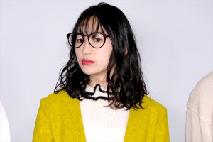 映画『たぶん』公開記念舞台あいさつに登壇しためがね